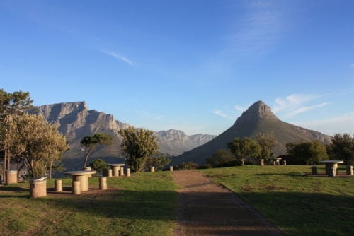 Links der Tafelberg und rechts der Lion's Head